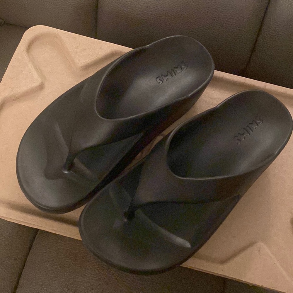 NWIB SKIMS WOMEN’S MOLDED SANDAL ONYX BLACK SIZE 35